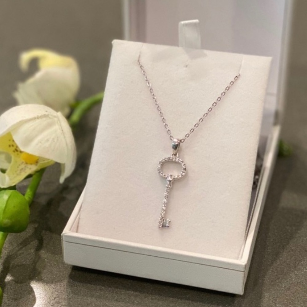 🔹Sterling Silver & Zirconia Key Pendant & Chain - Picture 2 of 8